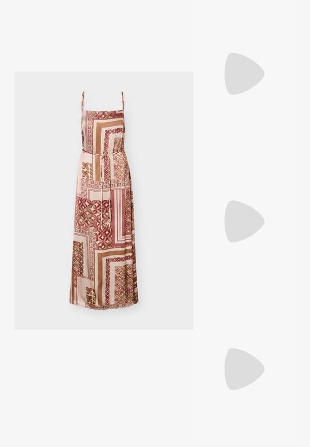 Vestido maxi sin mangas con tirantes finos, estampado geométrico de patchwork en tonos rosas, beige y marrones, y un cinturón delgado para atar en la cintura.; Sandalia deslizante blanca tejida con textura trenzada y cuentas decorativas, que cuenta con una plantilla suave en tono marrón y suela plana de goma.; Bolso tote de ante marrón con dos asas de cuero oscuro. Textura suave, parte superior redondeada y un interior espacioso. Sin herrajes o adornos visibles.; Conjunto de joyería de oro que incluye un collar de capas con un colgante en forma de gota y pendientes de botón a juego, todo con un acabado pulido.