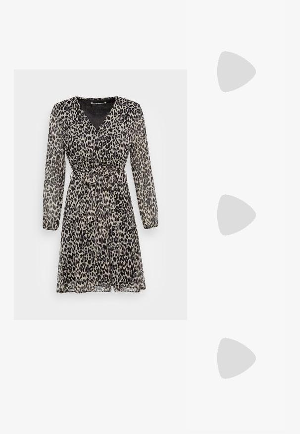 Kjole med leopardmønster, lange ærmer, V-hals og bundet talje. Letvægts, gennemsigtigt stof med en svævende design og en feminin silhuet.; Sorte lædersandaler med et korsremdesign, justerbar spænde og en tekstureret sål med riller for bedre greb.; Sort faux læder crossbody taske med krokodillestruktur, guldhardware og en aftagelig rem. Har klaplukning og indvendigt rum.; Sølv hoop øreringe med et snoet design, der har en tekstureret overflade og en sikker lås. Letvægts og reflekterende med en glat finish.