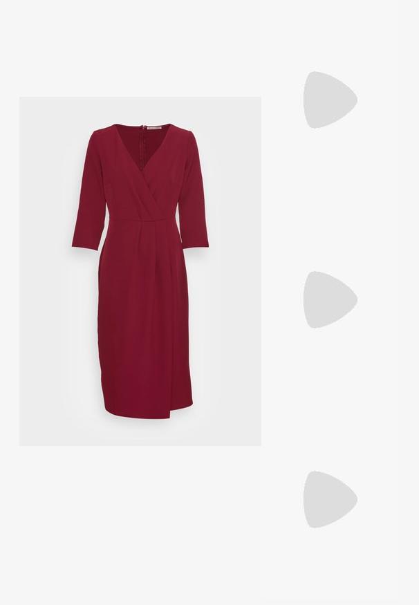 Anna Field Koktailové šaty/večierkové šaty - dark red; Čierne semišové lodičky na vysokom opätku s špičatou špičkou, hladkou textúrou a štíhlym stiletto opätkom. Klasický dizajn s elegantným siluetou.; Čierna spojka zamszová kabelka s štruktúrovaným povrchom, vybavená zlatým reťazovým ramienkom a štýlovým, ostrým dizajnom.; Zlaté skrútené náušnice s hladkým povrchom, ktoré majú priehľadný podklad a zlatý hardware.
