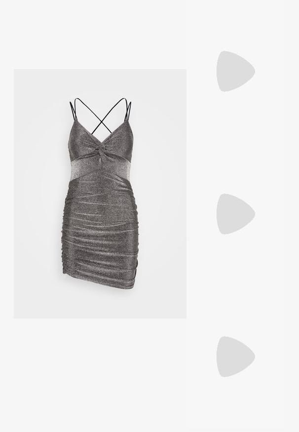 WAL G. EXCLUSIVE NYE GLITTER JIVE - Džersejové šaty - silver; Nohy v strieborných sandáloch na vysokých podpätkoch s tenkými pásikmi a štvorcovými špičkami stoja na svetlej ploche.; Svetlošedá metalická kabelka s reťazovým popruhom, ozdobená malými kruhovými kovovými štítkami a trojuholníkovým logom značky.; Pár strieborných náušníc vo forme srdca, osadených malými jasnými kryštálmi, na bielom pozadí.