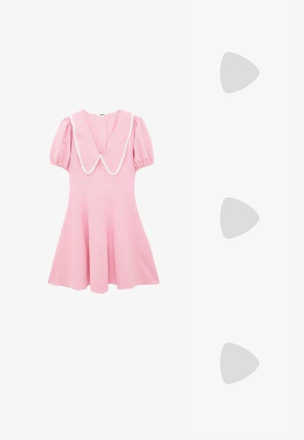 Vestido de cuadros vichy rosa y blanco con mangas cortas abullonadas y un amplio cuello puntiagudo adornado con encaje blanco.; Zapatos de tacón Mary Jane de charol negro con punta afilada, tacón bloque medio y una hebilla decorativa dorada en la correa.; Bolso de cuero rosa suave con asa redondeada, cierre dorado y correa desmontable, diseño minimalista, logo de Furla en el frente.; Collar de cuentas blancas con un cierre dorado, que presenta pequeñas cuentas de forma irregular y un acento decorativo cerca del cierre.