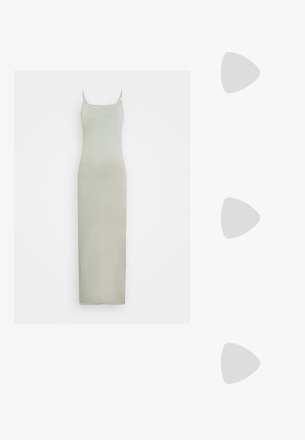Weekday SOPHIE OPEN BACK DRESS - Maxi šaty - beige; Bežové semišové kovbojské topánky s špicatou špičkou a jemne textúrovaným siluetom. Obsahujú dekoratívne šitie a nízky stohovaný podpätok.; Ružové priehľadné slnečné okuliare s oválnymi šošovkami, tmavočerveným tónovaním a štíhlymi ramenami, so hladkým povrchom a jemnými detailmi na ráme.; Béžová kožená kabelka s zakriveným tvarom, reťazovým popruhom, striebornými detailmi a odnímateľnou malou kapsičkou. Textúrovaný popruh s logom.