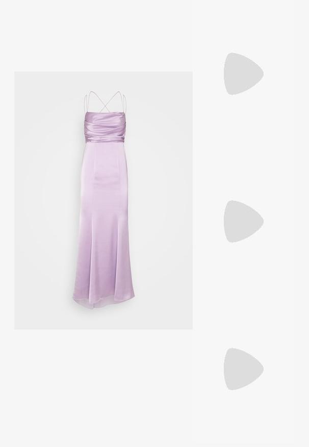 Lavendel satin aftenkjole med tætsiddende korset, rynkede detaljer og spaghetti-stropper. Udflydende kant strækker sig til gulvlængde.; Hvide patenterede læder højhælede sko med åben side, spidse tæer, ankelrem med spænde og en kraftig blokhæl.; Blød, cremefarvet læder clutch taske med samlet, rynket design og en tynd skulderrem, der hviler foran på en ensfarvet baggrund.; Guldfarvet halskæde med et snoet kædedesign, der har en lille lås og en justerbar længde med et mærke.