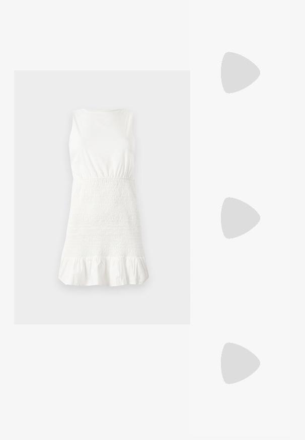Hvid udenærmet kjole med en tætsiddende overdel med smock-effekt, en flagrende flæsekant og et glat bomuldsblandingsmateriale.; Sorte lædersandaler med et korsremdesign, justerbar spænde og en tekstureret sål med riller for bedre greb.; Sorte katteøje solbriller med mørkegrå linser, slankt plastisk stel, spidse hjørner og lige stænger. Ingen synlig hardware eller dekorationer.; Sort struktureret håndtaske lavet af læder med et topgreb, aftagelig skulderrem og detalje med frontklap. Guldhardware accenter.