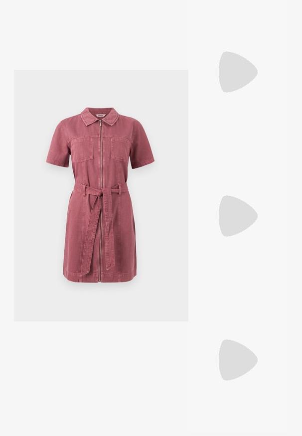 Korte mouwen denimjurk in stoffig roze met ritssluiting aan de voorkant, twee borstzakken, kraag en bijpassende stoffen riem gestrikt in de taille.; Zwarte leren platte schoen met een spitse neus, zijkantband met een zilveren gesp en een lage hak. Soepele textuur en minimalistisch ontwerp.; Zwarte leren schoudertas met gespsluiting aan de riem, afgeronde hoeken en contrasterende witte stiksels op een effen achtergrond.; Zilveren stervormige oorbellen met een gepolijste, glanzende afwerking. Elke oorbel heeft vijf punten en subtiele textuurdetails op het oppervlak.