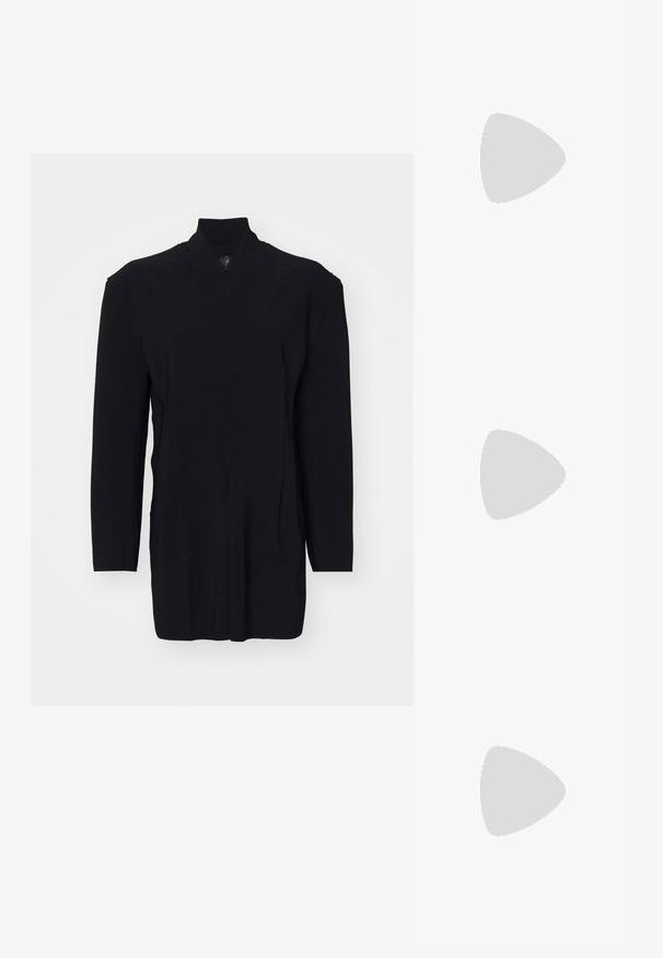 Sort, langærmet beklædningsgenstand med høj krave, der har lynlås lukning og strukturerede sømme for en skræddersyet pasform. Glat tekstur, minimalistisk design.; Sorte læder slip-on mules med spids tå, samlet tekstur og en lille kitten heel. Har en snor-detalje ved åbningen.; Stor sølvfarvet shopper-taske med trekantet form og blød lædertekstur, stående oprejst med top-håndtag synligt mod en ensfarvet baggrund.; Sølvøreringe med en buet, blank finish og et sømløst design. Har en hængsellukning for sikker bæring.