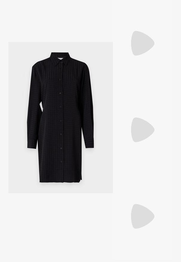 Zwarte button-up jurk met lange mouwen, gemaakt van een textuurstof en met een rechte snit, die tot halverwege de bovenbenen reikt.; Zwarte kniehoge laarzen van gladleer met een chunky hak en een ronde neus. Heeft een naadloos ontwerp en subtiele stiksels.; Zonnebril met een zwart montuur, geel getinte glazen en een gouden accent bij de scharnieren, gepositioneerd in een drie kwart hoek op een witte achtergrond.; Zwarte totebag van gestructureerd materiaal, met twee lange handvatten en een afneembare tas met rits voorzien van een franjesdetail. Gouden merklogo zichtbaar.