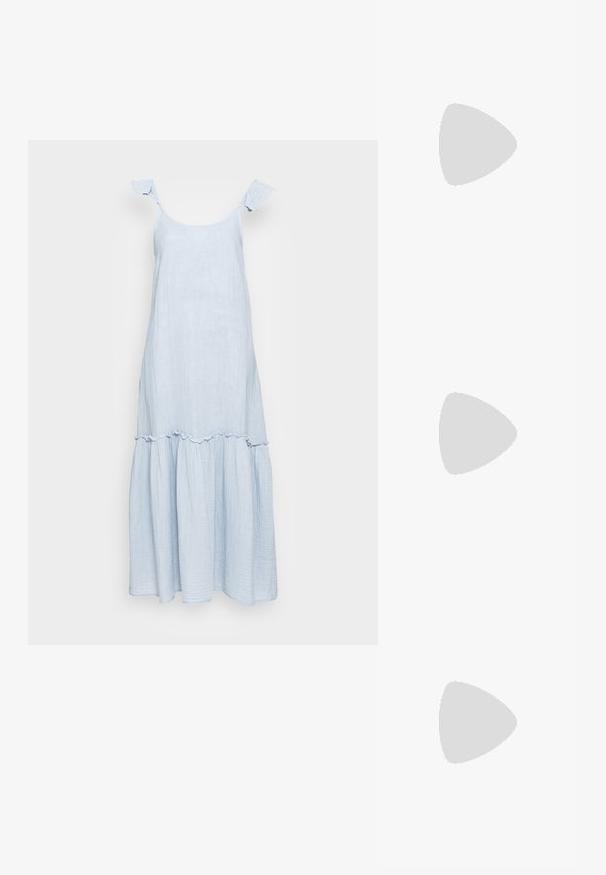 Lyseblå, ærmeløs kjole med flæser på stropperne og en lagdelt nederdel. Fremstillet af et blødt, tekstureret stof med et subtilt stribet mønster.; Beige stof slide sandal med et knyttet overdel design og vævet jute sål. Flad, åben tå stil med en tekstureret, flettet kant.; Brune skildpadde solbriller med en vintage katteøje-form og brune linser. Har buede arme med røde detaljer.; Pieces Crossbody PCVIOLET - Skuldertasker - nature