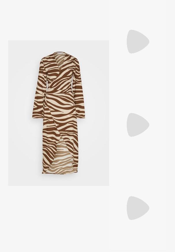 NA-KD WAIST DETAIL DRESS - Maxikjoler - brown/white; Sorte læder cowboystøvler med spidse tæer, dekorative syninger og skrånende blokhæle båret af en person.; Sort flettet hobo-taske med en blød silhuet, runde håndtag øverst og en tekstureret overflade med et karakteristisk gittermønster.; Guldtonede øreringe formet som abstrakte hænder, med en skinnende overflade, intrikate detaljer og en sølv- og guldfarvet post til sikker fastgørelse.
