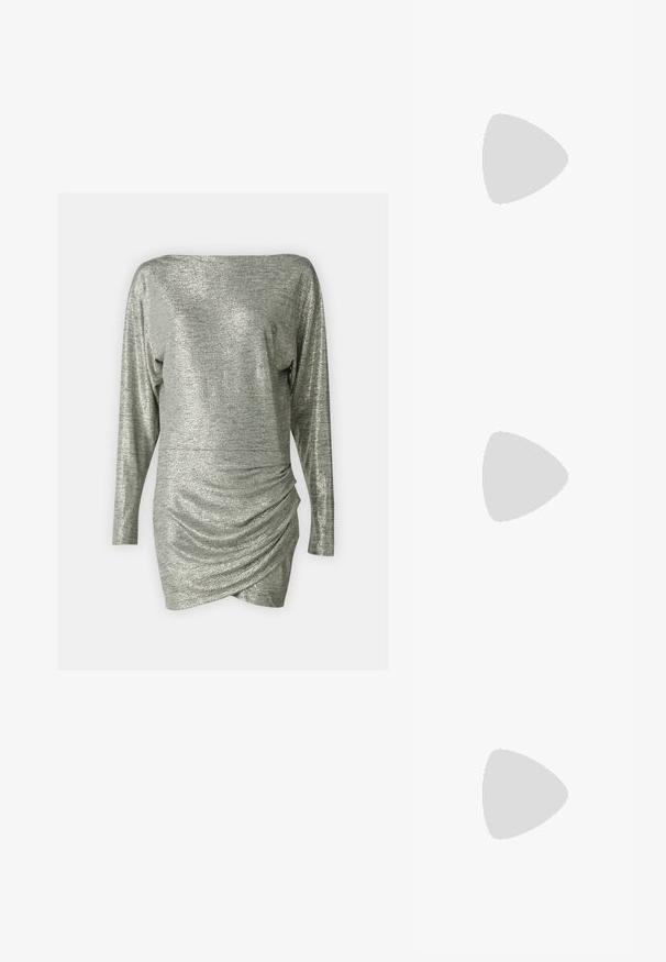 Vestido plateado metálico de manga larga con detalle drapeado en un lado, textura suave y escote barco. Adecuado para ropa de noche.; Bailarinas metálicas plateadas con punta afilada, correa en el tobillo con hebilla ajustable, superficie texturizada y suela negra minimalista.; Bolso de mano plateado con forma redondeada, una asa suave y una correa de cadena plateada. Presenta un cierre de cremallera y acentos reflectantes.; Pendientes de aro de plata con un charm de cruz y corazón. Textura suave y brillante con un acabado pulido. Cada charm cuelga de un lazo seguro.