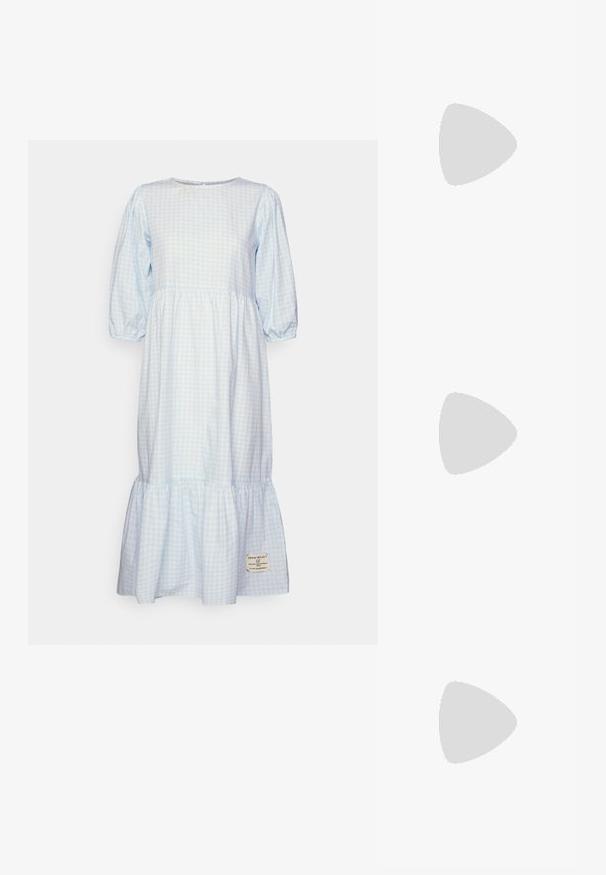 Denim Project VOLUME MIDI DRESS - Vestido informal - blue ice melt; Sandalia beige tipo slip-on con parte superior texturizada, correas ajustables con hebilla y una suela gruesa y acolchada. Diseño liviano adecuado para uso casual.; Bolso de mano de imitación cuero blanco con una forma triangular estructurada, correa ajustable única y cierre con solapa acentuada en curva.; Pendientes de aro en tono dorado con una forma suave y redondeada y un acabado pulido. Presentan acentos naranjas en la parte trasera para un ajuste seguro.