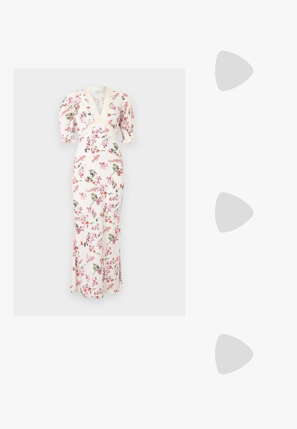 Weißes Maxikleid mit pink-grünem Blumenmuster, V-Ausschnitt, Spitzensaum und halb transparenten Puffärmeln.; Ecrufarbene Blockabsatzsandalen mit gedrehten Riemen und flachem Fußbett. Glattes synthetisches Material mit matter Oberfläche.; Seidenschal mit einem farbenfrohen Blumen- und geometrischen Muster in Orange-, Blau-, Braun- und Cremetönen. Trianguläre Enden mit glatter Textur.; Braune Wildleder-Handtasche mit langen Griffen und einem weichen, strukturierten Design vor einem schlichten hellen Hintergrund.