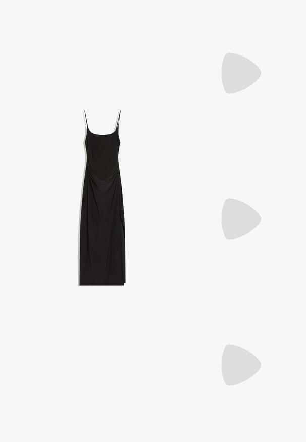 Robe maxi noire sans manches avec fines bretelles, côtés froncés et encolure carrée sur fond blanc.; Sandale tong en caoutchouc noir avec semelle texturée et fines brides en Y sur un fond blanc uni.; Lunettes de soleil noires en forme d'œil de chat avec des verres gris foncé, monture en plastique élégante, coins pointus et branches droites. Pas de métal visible ni d'accents.; Sac à main tissé noir avec une anse unique tressée, forme rectangulaire et surface texturée brillante.