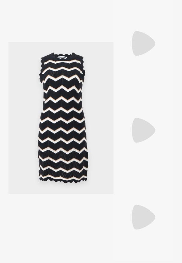 Zwart mouwloos gebreide jurk met witte en beige zigzagstrepen, geschulpte randen en een DKNY Jeans-label bij de nek.; Witte patenten leren slingback schoen met een spitse neus en een geometrische blokhak. Het interieur heeft een tan kleurige inlegzool en minimale zijsnedes.; Witte cat-eye zonnebril met donkere gepolariseerde lenzen en een frame van gerecycled polycarbonaat op een effen witte achtergrond.; Witte handtas van lakleer met dubbele afgeronde handvatten, zilverkleurige ritsluiting en subtiel "estro"-logo aan de voorkant.