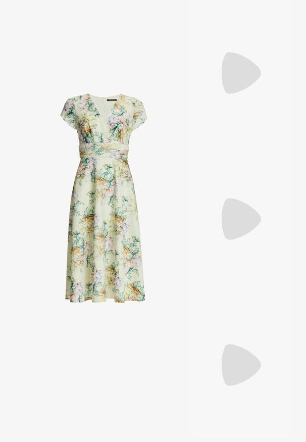 Blomstret midi-kjole med kappelærmer, V-hals, figursyet talje og pastelfarvede blomster i grønne, pink, lilla og beige nuancer på en cremefarvet baggrund.; Patenteret pink slingback hæle med spids tå, sløjfedetalje foran og lav kittenhæl. Glat tekstur med en blank finish.; Lyseblå læderhåndtaske med struktureret form, top håndtag, guldfarvede beslag og justerbar skulderrem. Har en frontklap med lås.; Perlekæde med runde, hvide perler strenget sammen, med en guld lobsterlås. Den glatte tekstur og ensartede form fremhæver dets elegante design.