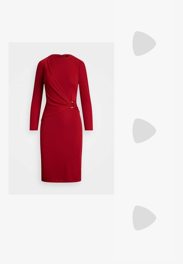 Lauren Ralph Lauren JERSEY THREE QUARTER SLEEVE DRESS - Koktailové šaty/večierkové šaty - madison red; Lauren Ralph Lauren LOGAN BURNISHED LEATHER SANDAL - Sandále - black; Čierne kožené psaníčko so zlatým logom RLL vpredu, zlatým retiazkovým popruhom a odnímateľným koženým remienkom na zápästie na bielom pozadí.; Zlaté kruhové náušnice, každá s jednou visiacu bielou perlou a malým detailom z krištáľov na svetlom pozadí.