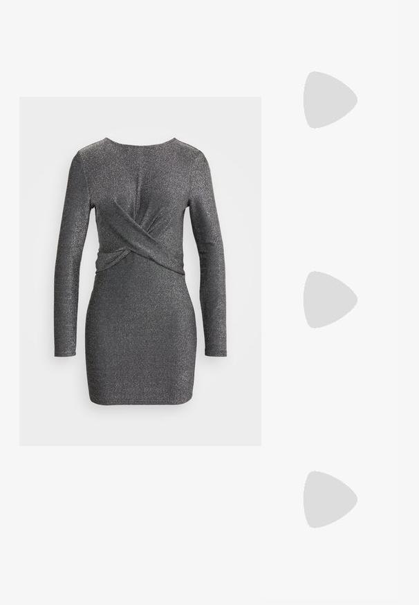 Robes à manches longues gris anthracite, avec un design à l'avant torsadé et une texture douce et métallique. Silhouette courte et ajustée.; Ballerines argentées métalliques à bride arrière avec un bout pointu, présentant un détail de nœud sur le devant et une sangle ajustable pour un maintien sécurisé.; Pochette argent métallique avec un corps doux et froncé et une fine bandoulière. Présente une texture lisse et brillante ainsi qu'une forme arrondie.; Paire d'objets ovales en argent luisant et lisse disposés côte à côte sur un fond blanc uni.