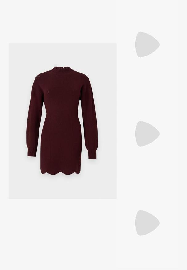 TWINSET DRESS - Strikkjoler - purple eden; Sorte ruskinds platform hæle med en tyk blokhæl, rund tå og ankelrem fastgjort med en metalspænde. Glat tekstur hele vejen igennem.; Sort skuldertaske i krokodillepræget læder med øverste håndtag og logo trykt på forsiden.; Guldtonede metal øreringe med snoede ovale designs. Det øverste par har en struktureret løkke; det nederste par er glat med en cirkulær udskæring.