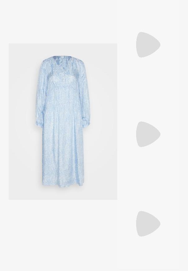 ARKET Skjortekjole - blue; RAID BLICK - Høje støvler/ Støvler - black; Sorte rektangulære solbriller med mørkt tonede linser, tyk plastramme og brede stænger. Glat overflade og kantet design.; Sort læderhåndtaske med en triangular form, skrå klap og et rundt håndtag. Har en glat overflade og minimalistiske design detaljer.