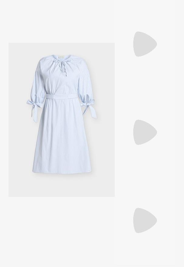 Lichtblauwe gestreepte jurk van zachte stof, met een geplooide halslijn, twee strikaccenten op de mouwen en een getailleerde taille met riem.; Bruine leren cowboylaarzen met spitse neuzen, geperste vleugelpatronen, een blokhak van gemiddelde hoogte en een lus aan de achterkant.; Bruine faux leren schoudertas met een flapsluiting, gouden hardware en een zijtassel. Verstelbare schouderband voor veelzijdig gebruik.; Zilveren hoepel oorbellen met een minimalistisch ontwerp. Cirkelvormig, gladde textuur en dun profiel. Lichtgewicht met een gepolijste afwerking.