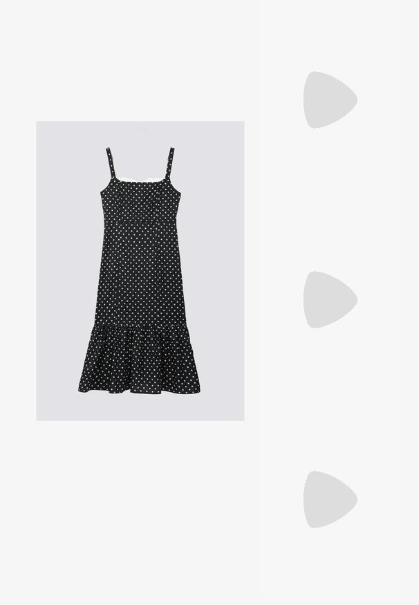 Sort prikket kjole med justerbare stropper, tætsiddende liv og volangkant. Lavet af letvægtsstof, med hvide prikker.; Sorte patent slingback hæle med spids tå, der har en unik geometrisk blokhæl og en glat tekstur. Justerbar rem for støtte.; Sort laklæderhåndtaske med struktureret design, der har et buet håndtag, aftagelig rem og en guldfarvet blomsterlåsdetalje.; En sträng af runde, hvide perler med en glat overflade, jævnt fordelt, der viser en subtil glans og blød skær mod en hvid baggrund.