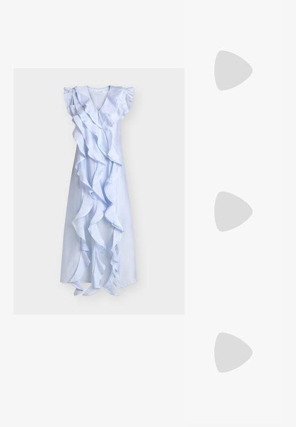 Robe sans manches bleu clair avec un décolleté en V profond et un volant en cascade sur le devant et les épaules, longueur midi.; Sandale compensée bordeaux brillante pour femme avec bride d’orteil et talon angulaire, vue de profil sur fond blanc.; Pochette lavande douce avec tissu froncé, fermoir kiss-lock argenté et bracelet assorti sur un fond clair uni.; Otiumberg ROSCIDA HEART HOOPS - Boucles d'oreilles - silver-coloured