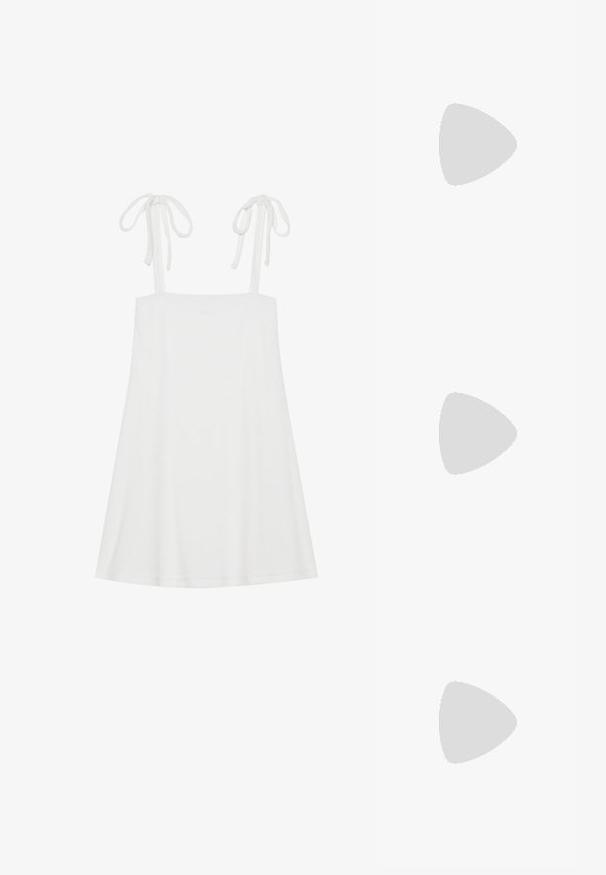Vestido blanco sin mangas con tirantes ajustables, diseño holgado, textura suave y dobladillo recto. Estilo simple y minimalista.; Pies con sandalias Birkenstock beige con hebillas de oro, combinadas con jeans de mezclilla azul oscuro enrollados en los puños, de pie sobre un suelo de madera.; Gafas de sol con degradado marrón y montura ancha, hechas de plástico. Decoradas con un patrón texturizado en las patillas. Forma cuadrada.; Bolso de mano de cuero negro en forma de media luna con correa de hombro ajustable y detalles de hebilla dorada, con compartimento principal con cremallera.