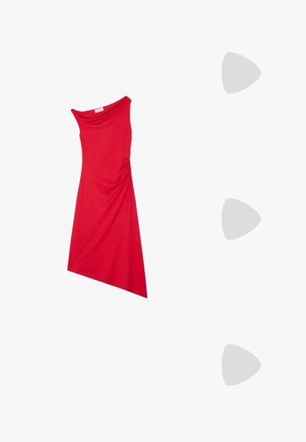 Robe rouge à une épaule en tissu lisse. Présente un design drapé avec un détail froncé à la taille et un ourlet asymétrique.; Chaussure à talon haut en cuir verni noir avec un bout pointu, une bride de cheville et un large talon bloc pour la stabilité, présentant une texture lisse et brillante.; Pochette en cuir souple couleur crème avec un design froncé et une fine bandoulière reposant à l’avant sur un fond uni.; Grappe de six morceaux translucides et réfléchissants de forme irrégulière, ressemblant à du verre, disposés sur un fond blanc.