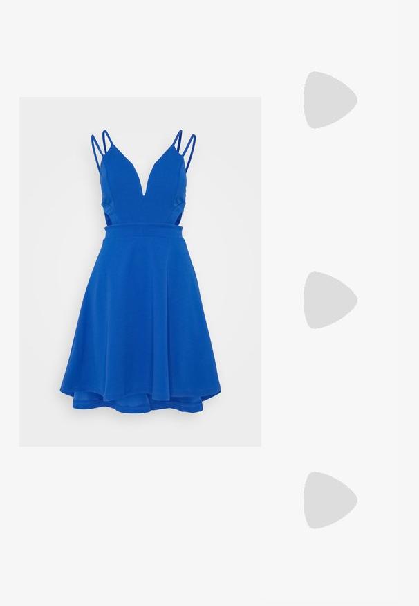 Robe bleue sans manches avec un décolleté en V profond, un corsage ajusté, une jupe évasée et des bretelles fines. Tissu lisse avec un léger éclat.; Des sabots Crocs blancs présentent un design perforé, des semelles plates et des sangles de talon réglables, reposant sur une chaise en fil jaune contre un sol en bois.; Sac à main en cuir synthétique blanc avec une forme triangulaire structurée, une bandoulière unique réglable et un rabat à courbes accentuées.; Les boucles d'oreilles en argent en forme de créole présentent un design lisse et arrondi avec un profil fin et un fermoir sécurisé. Style minimaliste avec une finition polie.