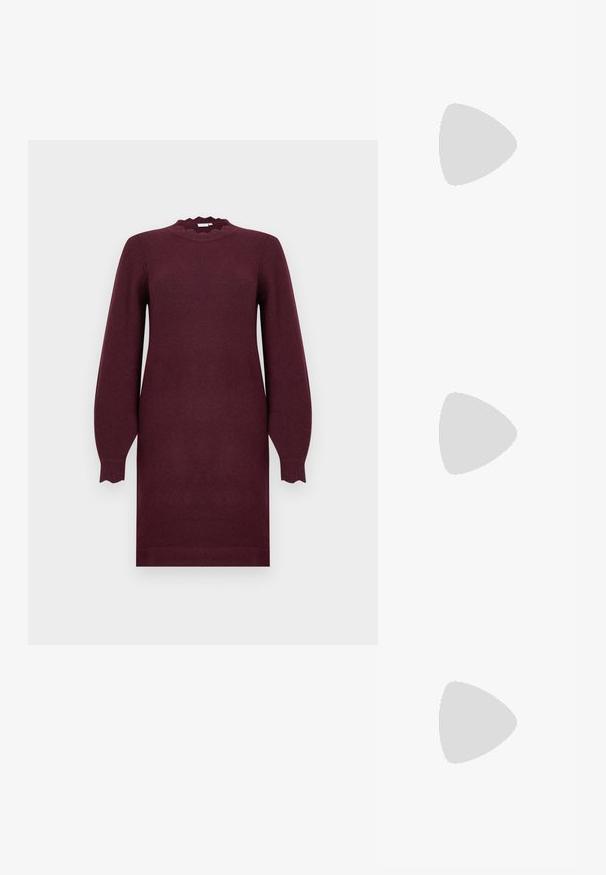 Langärmliges, gestricktes Kleid in Dunkellila mit gewellten Kanten am Kragen und an den Bündchen, gerader Schnitt und Rundhalsausschnitt.; Dunkelburgunderfarbene knielange Stiefel mit Krokodillederstruktur und Blockabsatz vor weißem Hintergrund, seitlich dargestellt.; Schwarze rechteckige Schultertasche mit einem verstellbaren Riemen und einem oberen Reißverschluss vor einfachem Hintergrund.; Paar glänzende silberne Creolen mit dünnen Drahtverschlüssen, dargestellt vor einem hellgrauen Hintergrund.