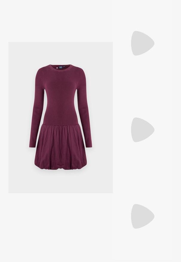 Lilla kjole med ribbet overdel, lange ærmer og en rynket nederdel. Stoffet ser glat ud med en let tekstur.; Anna Field Højhælede støvler - red; Mørkerød vævet lædertaske med buet hank, hvid kant, sølv lynlås og aftagelig bred stofskulderrem mod en ensfarvet baggrund.; Even&Odd Øreringe - red