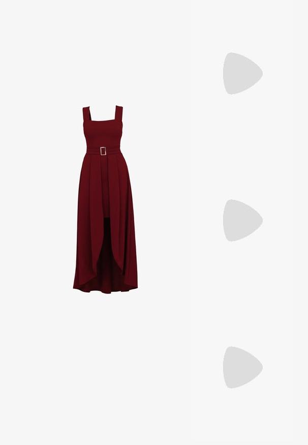 Robe rouge foncé sans manches avec encolure carrée, taille ajustée avec ceinture à boucle carrée et jupe longue asymétrique à volants.; Chaussures à talons en cuir verni bordeaux, à bout pointu, avec des sangles décoratives et des accents dorés. Hauteur de talon de 5 cm.; Sac à main en cuir bordeaux avec une forme structurée, une bandoulière amovible, une poignée supérieure, des détails en doré et une fermeture à clasp à l'avant.; Paire de boucles d'oreilles en forme d'anneau spirale en argent avec un design lisse et arrondi sur fond blanc uni.