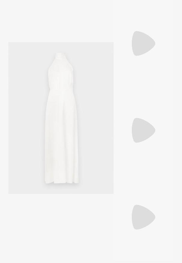 Hvit ermeløs maxikjole med høy krage, glatt stoff, tettsittende liv og flytende skjørt. Enkelt design uten synlige mønstre.; Gull sandaler med blokkheel, med en knyttet frontstropp og flere tynne stropper prydet med metalliske detaljer.; Liten gullfarget metallisk clutchveske med sølvspenne og kjedestropp på ensfarget lys bakgrunn.; Gylne hoop øredobber med en jevn, buet form og polert finish. Har et klipsystem og lette innrykninger for detaljer.