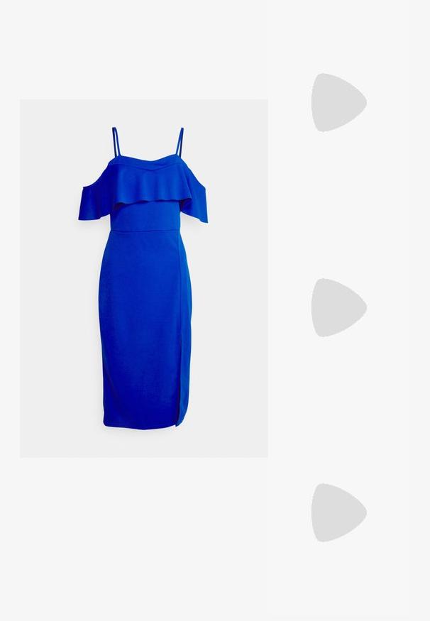 WAL G. BELVILLE STRAPPY MIDI DRESS - Cocktailkleid/festliches Kleid - electric blue; Weiße Sandale mit hohem Absatz, Knöchelriemen und offenem Zehenbereich, mit dünner goldener Schnalle und schlankem Stilettoabsatz.; Halbmond-Clutch aus beigem Satin mit einer funkelnden silbernen Kettenriemen und Fransendetail. Glatte Textur mit minimalistischem Design.; Lange silberne Ohrringe mit einer Vielzahl von klaren, facettierten Kristallen in kaskadierenden Strängen unterschiedlicher Längen und Formen.