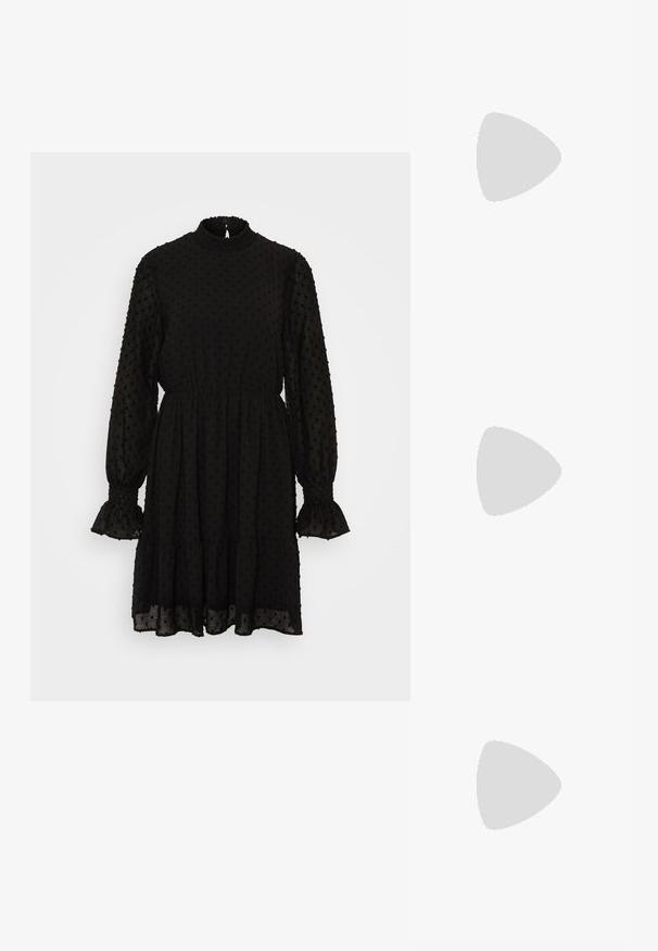 Vero Moda VMSOFIA HIGHNECK SHORT DRESS - Hverdagskjole - black; Sorte knæhøje støvler lavet af glat læder med firkantet tå, kraftig blokhælt og tekstureret gummisål. Har et diskret logodetalje.; Sorte og sølv håndtaske med en tekstureret overflade, der har et diamantmønster, en knyttet håndtag og en struktureret form.; Sølv hoops øreringe, cirkulær form, glat skinnende tekstur og ensartet bredde hele vejen igennem. Minimalistisk design uden yderligere accenter.