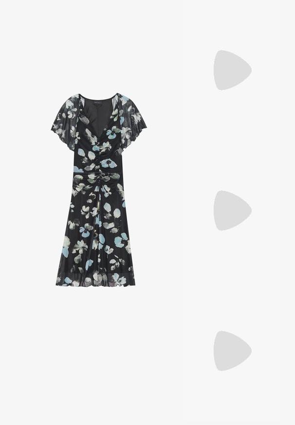 Robe noire à fleurs avec détails froncés. Présente des manches courtes à volants et une jupe fluide ornée de motifs floraux bleu clair et blancs.; Escarpin slingback en cuir verni noir avec un bout pointu et un petit talon bloc. Texture lisse avec intérieur rembourré et bride réglable.; Sac à main en cuir noir à la forme structurée, doté d'une poignée supérieure et d'une bandoulière chaîne ton or. Ornements dorés décoratifs avec détail de logo.; Collier en perles blanches avec un fermoir en argent, comportant une série de perles rondes et une petite chaîne d'extension pour un ajustement de la longueur.