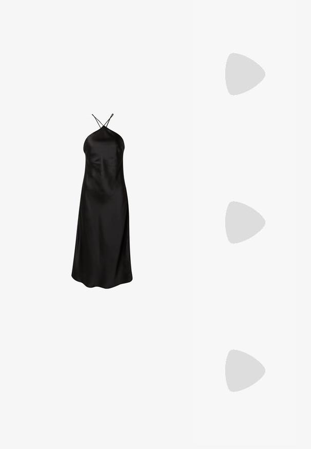 Zwarte satijnen halternekjurk met een aansluitende lijfje, een vloeiende silhouet en zijsplitten voor bewegingsgemak. Dunne kruislings loper op de rug.; Bershka Sandalen met hoge hak - black; Zwarte fluwelen clutch met gouden hardware, rechthoekige vorm en kettingband, met een zachte textuur en zonder zichtbare patronen.; Goudkleurige ketting met een delicate gedraaide ontwerp, met een hartvormige hanger in het midden.