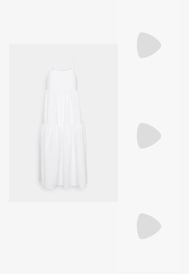Robe blanche sans manches avec fines bretelles, tissu texturé et design à volants. Longueur genoux avec une silhouette fluide et ourlet à festons.; Sandales noires avec une semelle texturée, dotées de fines lanières et d'un motif noué. Fabriquées dans un matériau lisse, avec une forme moderne et un bout ouvert.; Lunettes de soleil rectangulaires noires avec des verres teintés foncés, monture en plastique épaisse et branches larges. Surface lisse et design angulaire.; Boucles d'oreilles créoles dorées torsadées avec une surface lisse, présentant un dos transparent et une quincaillerie dorée.