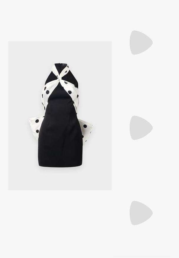 Sort kjole med en tætsiddende silhuet, der har et hvidt polkaprikket overlag og en snoet knude detail ved halsudskæringen. Lynlås i ryggen.; ONLY SHOES ONLBIJOU KNEE HIGH BOOT - Høje støvler/ Støvler - black; Sorte ovale solbriller med tynde stel og små gyldne prikker nær hængslerne med lettonede linser.; Sort skinnende læderhåndtaske med to håndtag, lynlåslomme foran og aftagelig skulderrem på hvid baggrund.