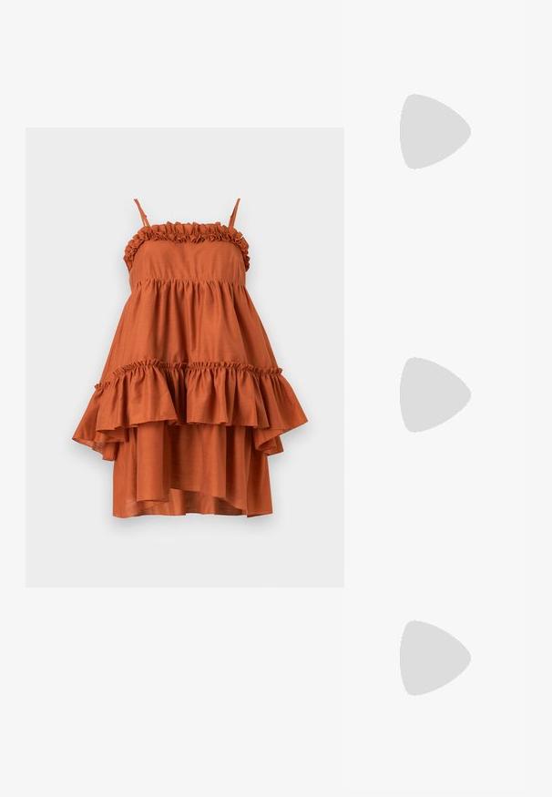 Mouwloze jurk in roestkleur met dunne bandjes, gerimpelde rand aan de bovenkant en gelaagde ruches die een asymmetrische zoom creëren.; Zwarte rubberen teenslipper met gestructureerd zool en Y-vormige band, zijaanzicht op een effen lichte achtergrond.; Bruine schildpad zonnebril met een vintage cat-eye vorm en bruine lenzen. Heeft gebogen armen met rode accenten.; Geweven stro handtas met bamboe handvatten, met een textuur franje ontwerp in natuurlijk beige en een gouden ketting schouderband.