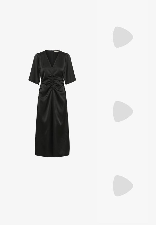 Schwarzes Kleid mit V-Ausschnitt, kurzen Puffärmeln, gerafften Details an der Taille und einem glatten, fließenden Stoff, der bis zur Mitte der Wade reicht.; Schwarze flache Sandalen mit geflochtenen Riemen und metallischem Akzent. Verfügt über eine verstellbare Schnalle und eine flache Gummisohle für Komfort.; Schwarze Lederhandtasche mit goldener Schnallendetail, ein Schulterriemen mit Kettengliedern und ein abnehmbarer, verstellbarer Umhängegurt.; Silberne Metall-Ohrringe in Tropfenform mit einer glatten, reflektierenden Oberfläche, die ein nahtloses Design und keine sichtbaren Verzierungen aufweisen.