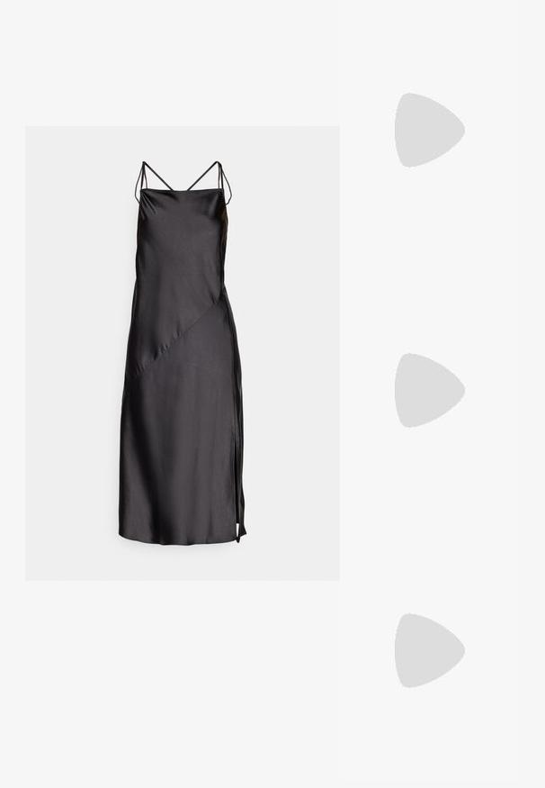 Sort satin kjole med tynde justerbare stropper, en glat tekstur, skrå sømme og en sideslids for ekstra detalje.; Sorte åbne højhælede mules med en glat læderoverdel, mandelformet forparti og en slank stilettohæl. Detaljer i guldfarve er synlige.; Sort rektangulær clutch lavet af glat materiale. Har en aftagelig kædestropp og en metallisk clasp på toppen. Enkel design med afrundede kanter.; Elli ANTIQUE DROP - Øreringe - weiß