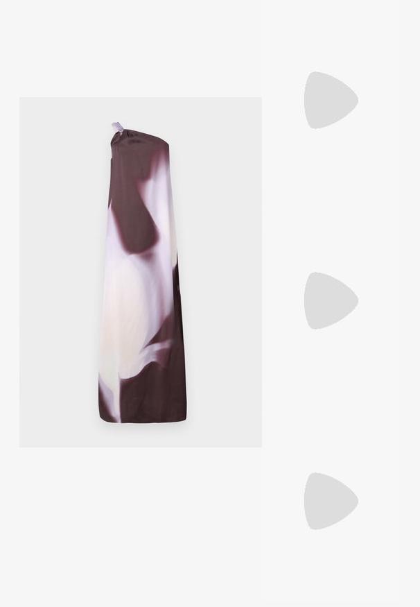 Robe longue à une épaule, longueur au sol, avec un motif abstrait en violet foncé et blanc, présentant une petite boucle en tissu à l'épaule.; Escarpins à talon aiguille en cuir noir, avec un design à bout pointu, présentant une découpure à l'avant et un talon fin.; Pochette en cuir souple marron foncé avec ferrures dorées et bandoulière amovible, présentant un design froncé et plissé sur un fond uni.; Boucles d'oreilles en or en forme de d'anneaux lisses et courbés avec une finition polie. Équipées d'un mécanisme de fermeture et de légères indentations pour le détail.