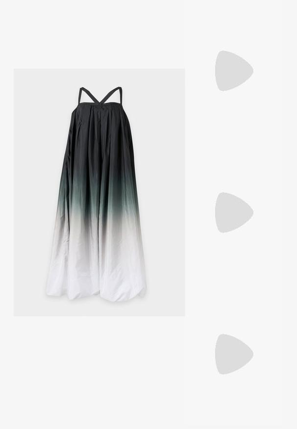 Løs, ærmeløs maxikjole med tynde stropper, sort foroven og falmer til hvid forneden i en ombré-gradient-effekt.; Sort slidesandal med flad sål og to brede, krydsende stropper. Lavet af glat materiale, med et minimalistisk design og uden synlige mønstre.; Sort vævet læderhåndtaske med en enkelt strop og en central guldfarvet rund spænde lukning, mod en ensartet lys baggrund.; Et par polerede sølv halvmåneformede hoops med en glat, reflekterende overflade på en hvid baggrund.