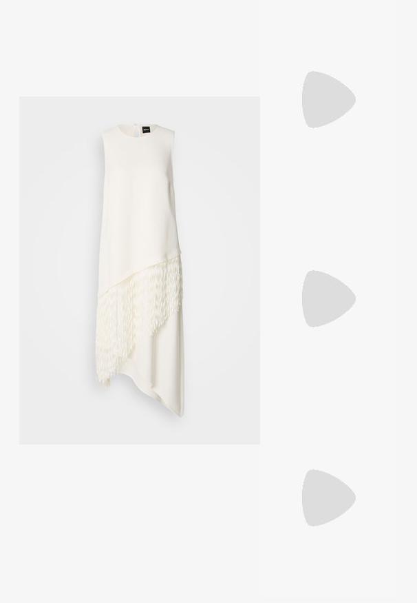 Ærmeløs hvid kjole med asymmetrisk nederdel, der har en tekstureret frynse detalje i bunden og en rund halsudskæring bagpå.; Beige mule med spids tå, mellemhøj buet hæl og minimale syninger nær åbningen på hvid baggrund.; Lille cremefarvet taske med en kurvet form og fletet guldfarvet kæde som håndtag, lynlås lukning på toppen; To sølvfarvede kompakte spejle formet som muslingeskaller med ribbede detaljer, placeret side om side på en hvid baggrund.