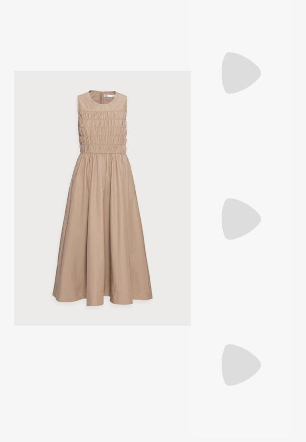 Karamelfarvet ærmeløs kjole med smocket bodice, vid nederdel og rund halsudskæring. Lavet af et glat stof med en subtil glans.; Sorte flade sandaler med flettede stropper og en metallisk detalje. Har en justerbar spænde og flad gummisål for komfort.; Sorte solbriller med en blank finish, overdimensionerede runde linser, der overgang fra mørke til lysere nuancer, og guldtonede accenter på armene.; Guld snoede hoops øreringe med en glat overflade, der har en transparent baggrund og hardware i guldtoner.