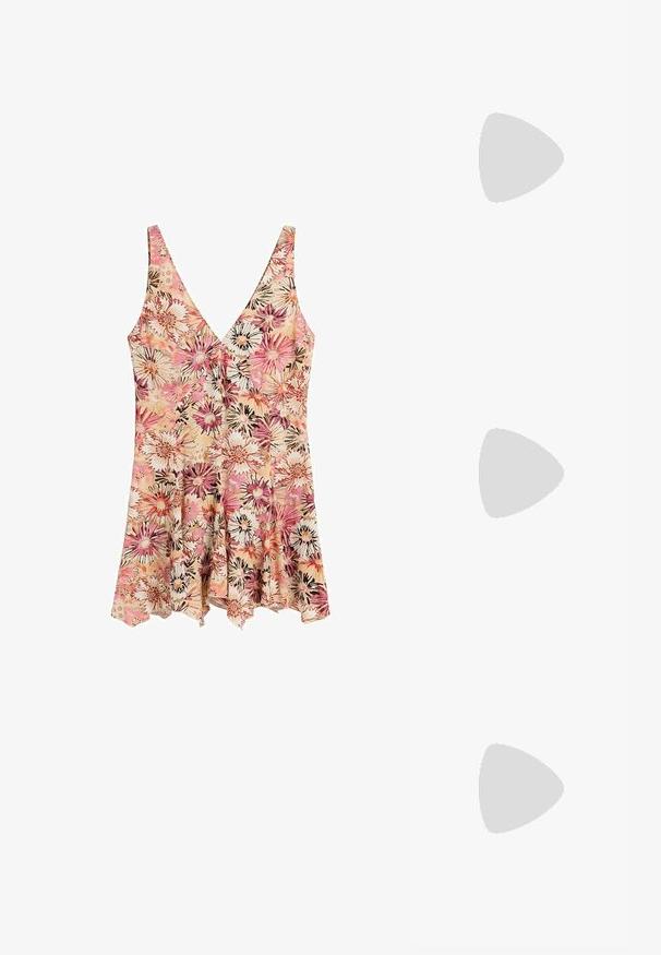 Ærmeløs blomsterkjole med pink, beige og brune nuancer, V-halsudskæring, figursyet talje og udvidet nederdel med ujævn kant.; Knæhøje sorte støvler i ruskind med spids tå, tyk blokhæl og syninger på siderne. Træksnor øverst for nem påtagning.; Lysebeige læder skuldertaske i halvmåneform med justerbar rem og små metalnitter langs kanterne.; Manchetarmbånd i guldfarve med hamret tekstur, med to runde brune tigerøje-sten foran.