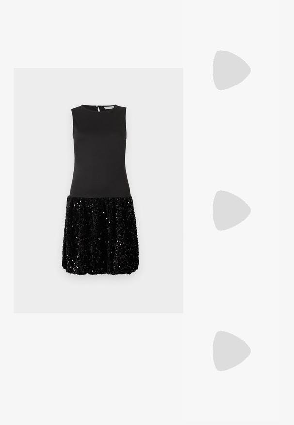 Ärmelloses schwarzes Kleid mit tailliertem Oberteil und kurzem Rock, der mit glänzenden schwarzen Pailletten bedeckt ist, vor einem schlichten weißen Hintergrund.; Schwarze Wildleder-Peeptoe-Sandale mit hoch gelegener Plateausohle, Knöchelriemen mit silberner Hardware, offenem Zehenbereich und glatter Textur.; Schwarze Netz-Handtasche verziert mit silbernen Nieten, mit einem gebogenen Griff und einem Kettenriemen. Weiche Textur mit runder Form.; Silberne Creolen in Herzform, verziert mit herabhängenden Strängen aus klaren Strasssteinen für zusätzlichen Glanz und Textur.