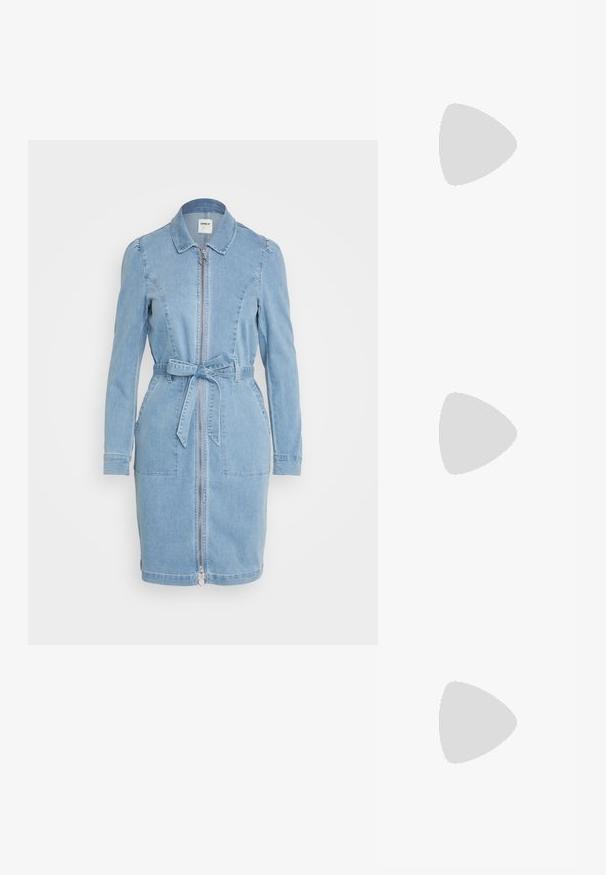 Leren jurk in lichtblauw, met een rits aan de voorkant, kraag, lange mouwen en een gestrikt riempje in de taille met twee voorzakken.; Lichtblauwe canvas hoge sneakers met witte veters, rubberen neuskap en een stevige witte hak. Textuurzool voor grip.; Zwarte en zilveren handtas met een gestructureerd oppervlak dat een diamanten patroon vertoont, een geknoopt handvat en een gestructureerde vorm.; Zilveren hoepel oorbellen met een minimalistisch ontwerp. Cirkelvormig, gladde textuur en dun profiel. Lichtgewicht met een gepolijste afwerking.