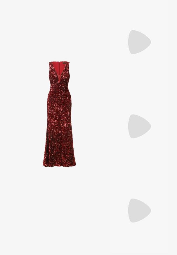 Robe longue rouge couverte de sequins, avec un décolleté en V plongeant, sans manches et une silhouette ajustée qui s'évasent au bas.; Sandale à talons hauts en argent avec des fines lanières, ornée de strass, présentant un design épuré et un bout pointu.; Pochette rectangulaire noire recouverte de petits strass, avec un fermoir doré orné de détails décoratifs sur le dessus.; Paire de boucles d’oreilles ton argent avec cristaux clairs taillés en grappes, en formes rondes et marquise sur fond blanc.